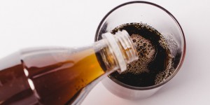 Beitragsbild des Blogbeitrags Säfte, Limos, Kaffee & Co.: viele Kalorien, aber trotzdem nicht satt