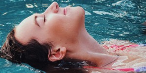 Beitragsbild des Blogbeitrags Sommerzeit = Badezeit = Wasser im Ohr Zeit – Und was hilft dann? 