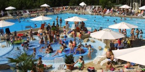 Beitragsbild des Blogbeitrags Swimmer’s Ear – wenn das Bad im Pool mit einer Entzündung endet 