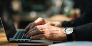 Beitragsbild des Blogbeitrags Homeoffice ja, aber es muss auch die (Sitz-)Haltung dazu passen