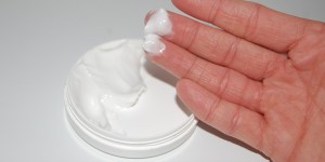 Beitragsbild des Blogbeitrags Das bedeutet „dermatologisch getestet“ auf Cremes und Co. wirklich