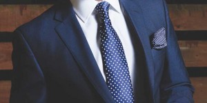 Beitragsbild des Blogbeitrags Krawatte, Mascherl, Hosenträger? Was Man(n) so zum Anzug trägt.