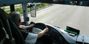 Beitragsbild des Blogbeitrags Die Anmietung eines Reisebusses + Fahrer kann ganz einfach sein