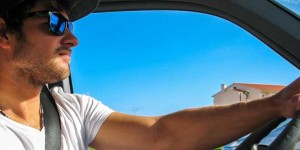 Beitragsbild des Blogbeitrags Autofahren: Brille rausnehmen und aufsetzen = mind. 40m Blindflug!