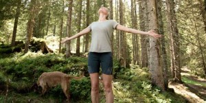 Beitragsbild des Blogbeitrags Waldbaden – die natürlichste Therapie der Welt. Hilft das wirklich?