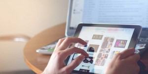 Beitragsbild des Blogbeitrags WLAN im Urlaub – so sind sie auch unterwegs online und erreichbar