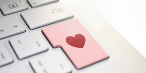 Beitragsbild des Blogbeitrags Psychologie des Online-Dating: 17 Faktoren, die zum Erfolg führen