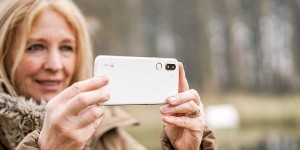 Beitragsbild des Blogbeitrags Unbeschwert ins hohe Alter – Smartphones und Services für Senioren 