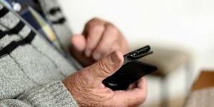 Beitragsbild des Blogbeitrags Gegen Einsamkeit in der Isolation: Smartphone-Tipps für Senioren 