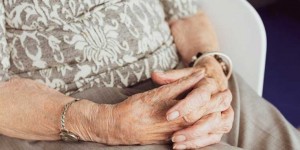 Beitragsbild des Blogbeitrags Covid-19 in Pflegehäusern: Isolation schützt und schadet gleichzeitig