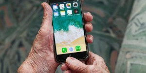 Beitragsbild des Blogbeitrags 5 Tools, die Seniorinnen und Senioren das Leben leichter machen