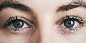 Beitragsbild des Blogbeitrags Wechseljahre & trockene Augen – Hormone beeinflussen Tränenfilm 