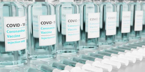 Beitragsbild des Blogbeitrags Covid-19-Pandemie: drei Unternehmen – drei Impfstoffe – ein Ziel 
