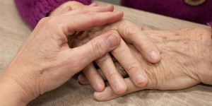 Beitragsbild des Blogbeitrags Gemeinsam gegen die Einsamkeit: Online-Angebote für SeniorInnen