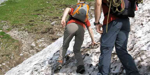 Beitragsbild des Blogbeitrags Vorsicht bei Altschneefeldern: Weiterhin Rutsch- und Absturzgefahr!