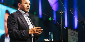 Beitragsbild des Blogbeitrags Arnold Schwarzenegger beim AUSTRIAN WORLD SUMMIT: „Die Menschen brauchen Ermutigung.“
