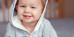 Beitragsbild des Blogbeitrags Welche Materialien sollte man für einen Baby-Pyjama wählen? 