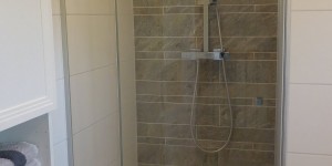 Beitragsbild des Blogbeitrags Duschglastüre, Etwas für den Sommer, Spritzschutz um´s Haus
