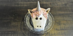 Beitragsbild des Blogbeitrags Zuckersüße Einhorn Torte mit rosa Füllung