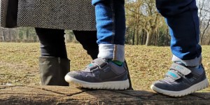 Beitragsbild des Blogbeitrags Kinderfüße – darauf muss Mama achten 