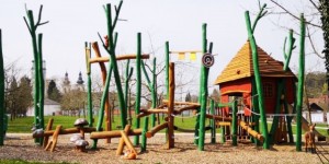 Beitragsbild des Blogbeitrags Ausflugstipp Kremsmünster: Hüpfkissen, Murmelbahn und Spielplätze