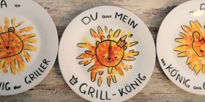 Beitragsbild des Blogbeitrags DIY Geschenk: Grillteller selber machen mit Handabdruck 