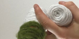 Beitragsbild des Blogbeitrags DIY Rasseln – Upcycling aus Fruchtzwerge