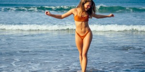 Beitragsbild des Blogbeitrags Selbstbewusster Start in die Bikinisaison- mit der Oberschenkelstraffung zum Traumbody