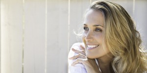Beitragsbild des Blogbeitrags Minimal invasive Behandlungen bei Lachfalten und Krähenfüßen
