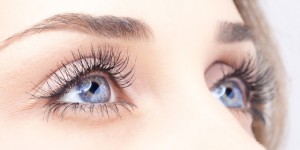 Beitragsbild des Blogbeitrags SOS müde Augen- was tun gegen Augenringe und Tränensäcke? 