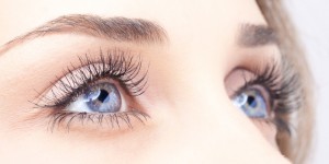 Beitragsbild des Blogbeitrags SOS müde Augen- was tun gegen Augenringe und Tränensäcke?