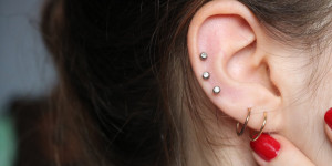 Beitragsbild des Blogbeitrags Jugendsünden adé – so einfach lässt sich ein Piercingloch entfernen