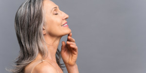 Beitragsbild des Blogbeitrags Was versteckt sich hinter den Begriffen „Jawline Conturing“ und „Brow Lift“?
