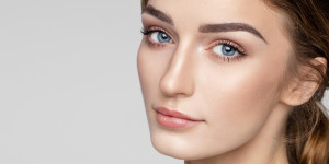 Beitragsbild des Blogbeitrags Perfekte Augenbrauen: Verleihen Sie Ihrem Blick Ausdruck mit einem Augenbrauen-Lift 