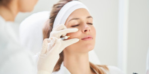 Beitragsbild des Blogbeitrags Der rasante Aufstieg von Fillerbehandlungen: Perfektioniere deinen Körper, deine Lippen, Wangen und mehr