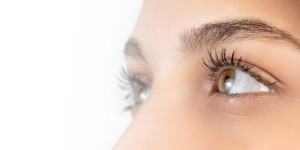 Beitragsbild des Blogbeitrags Der Trend der Augenlidstraffung ohne Operation: Fadenlifting, Hyaluronsäure-Unterspritzung (NCTF)  und Botox 