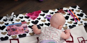 Beitragsbild des Blogbeitrags Baby-Spielkonsole bzw. sensorisches Integrationsbrett 