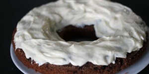 Beitragsbild des Blogbeitrags Rotweinkuchen mit Frischkäsefrosting