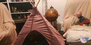 Beitragsbild des Blogbeitrags DIY Tipi Zelt und super einfache Spieldecke 