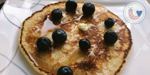 Beitragsbild des Blogbeitrags Pancakes mit Heidelbeeren, normale und vegan Variante 