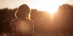 Beitragsbild des Blogbeitrags Vermeide diese Fragen nach Frauenmorden und Gewalttaten – Und welche Fragen helfen!