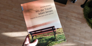 Beitragsbild des Blogbeitrags Buchempfehlung: Mit der Trauer leben lernen
