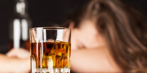 Beitragsbild des Blogbeitrags „Ich wollte nichts spüren“ – Alkoholkonsum in der Trauer