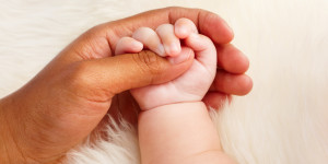Beitragsbild des Blogbeitrags „PS: Kind wird zur Adoption freigegeben”