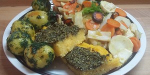 Beitragsbild des Blogbeitrags Kürbiskernpolenta mit Wurzelgemüse und Petersilerdäpfeln