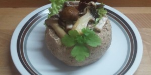 Beitragsbild des Blogbeitrags Brottöpfchen gefüllt mit Suppe oder Salat