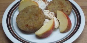 Beitragsbild des Blogbeitrags Kartoffelrolle mit Apfel und Vanilleeis 