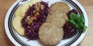 Beitragsbild des Blogbeitrags Kartoffelrolle mit Rotkrautsalat 