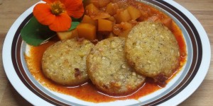 Beitragsbild des Blogbeitrags Kartoffelrolle auf Kürbisgulasch