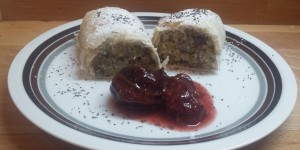 Beitragsbild des Blogbeitrags Kartoffelrolle-Mohnstrudel mit Zwetschkenröster